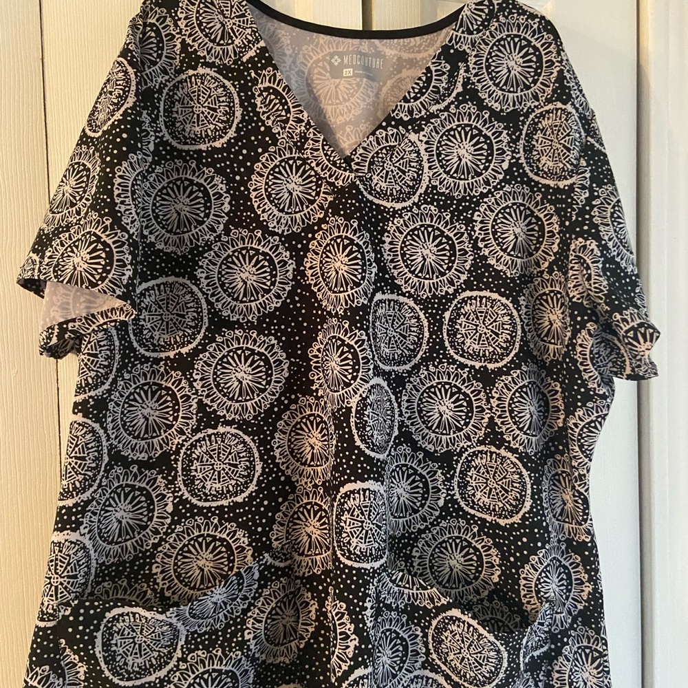 Medcouture women’s scrub top 2x